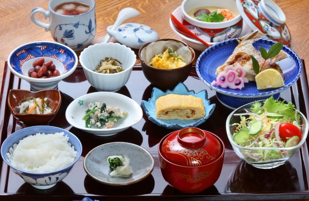 小鉢８品と主食のセットの画像