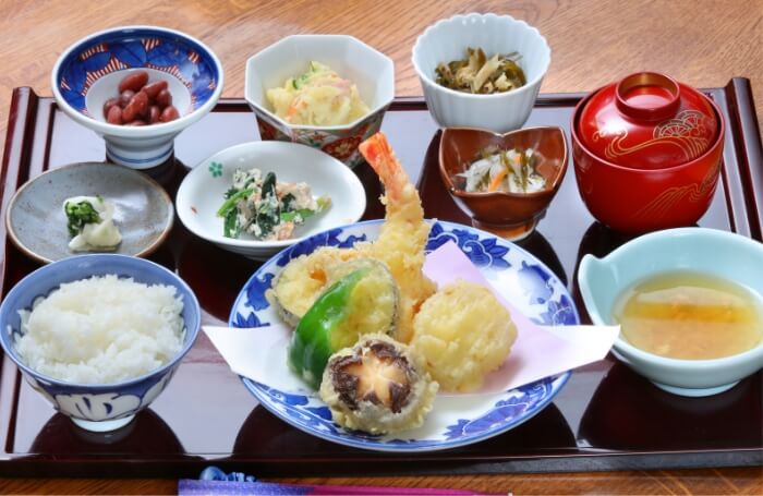 天盛り定食の画像